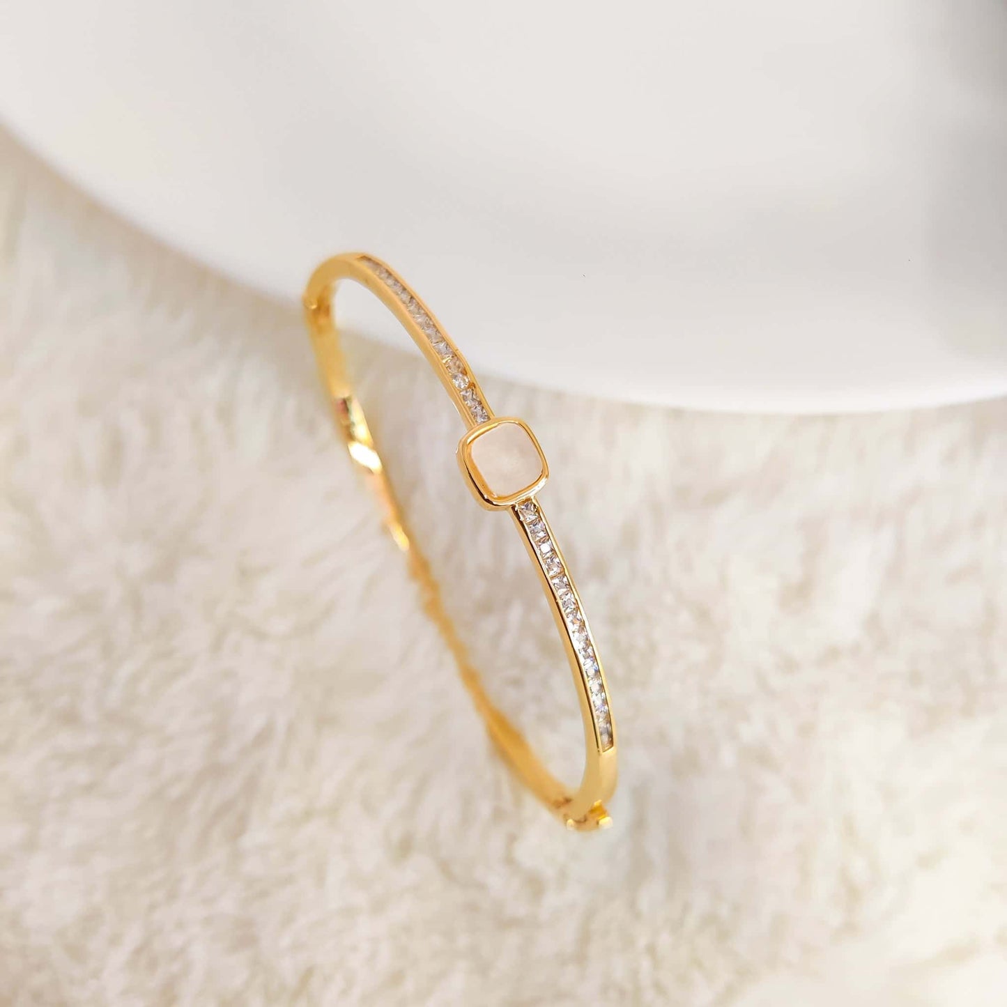Elegant Gleam Gold Bangle