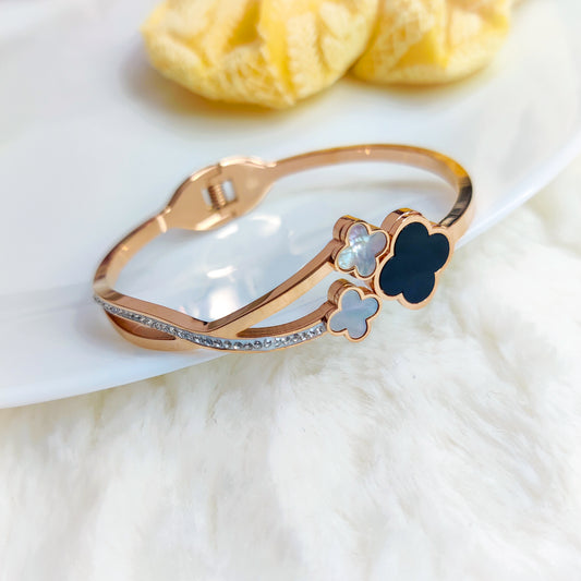 Triple Clover Noir Kada