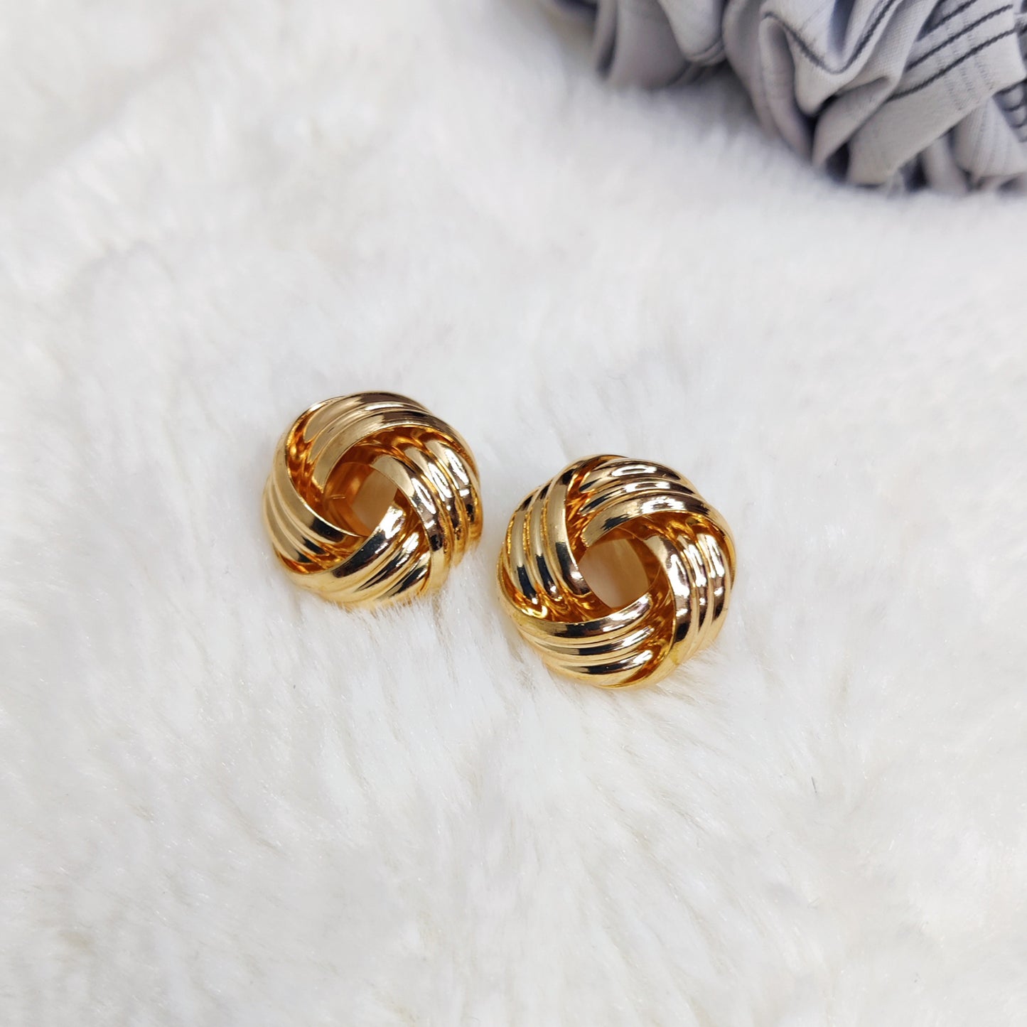 Swirl Bun tops