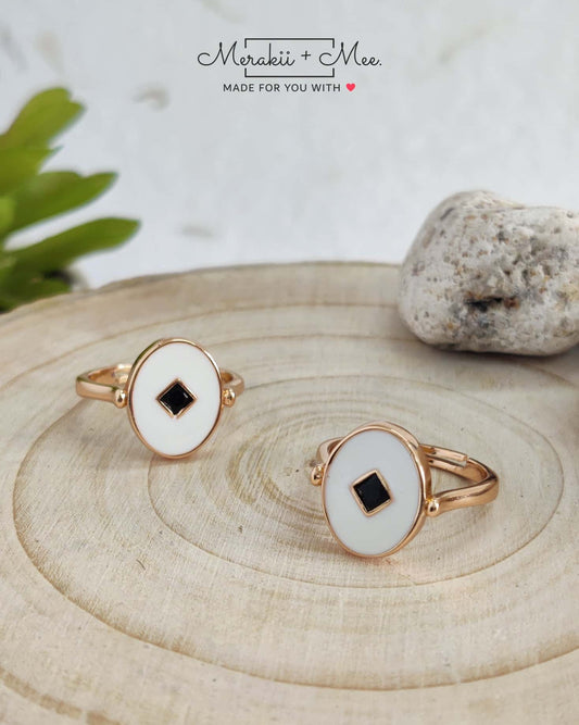 Oval Coin Black/White