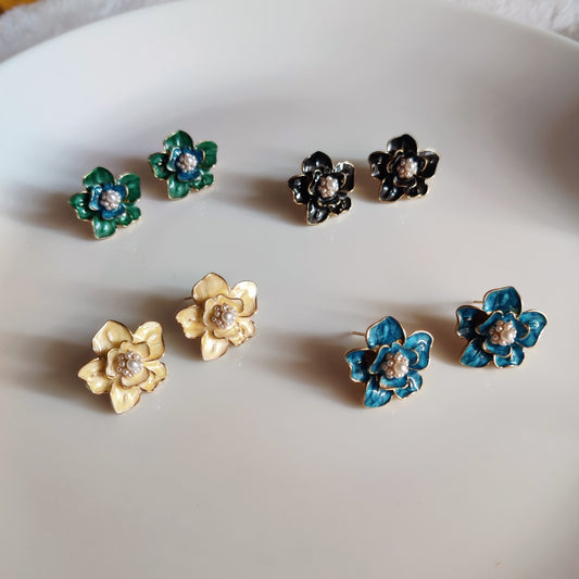 Pearl Floral Stud Earrings – Elegant Minimal Flower Jewelry