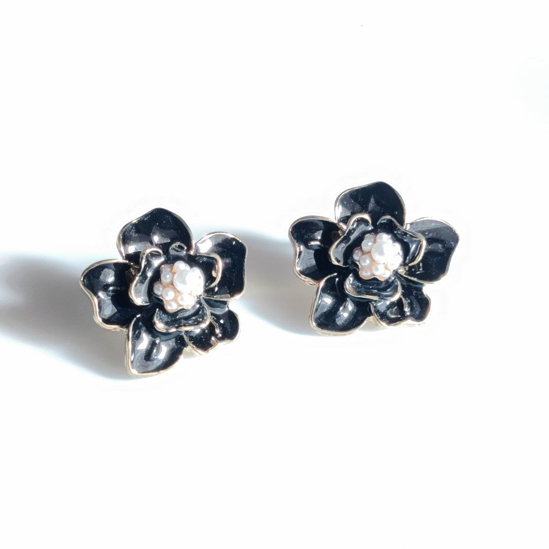 Pearl Floral Stud Earrings – Elegant Minimal Flower Jewelry