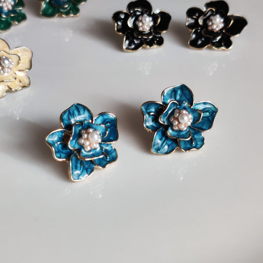 Pearl Floral Stud Earrings – Elegant Minimal Flower Jewelry