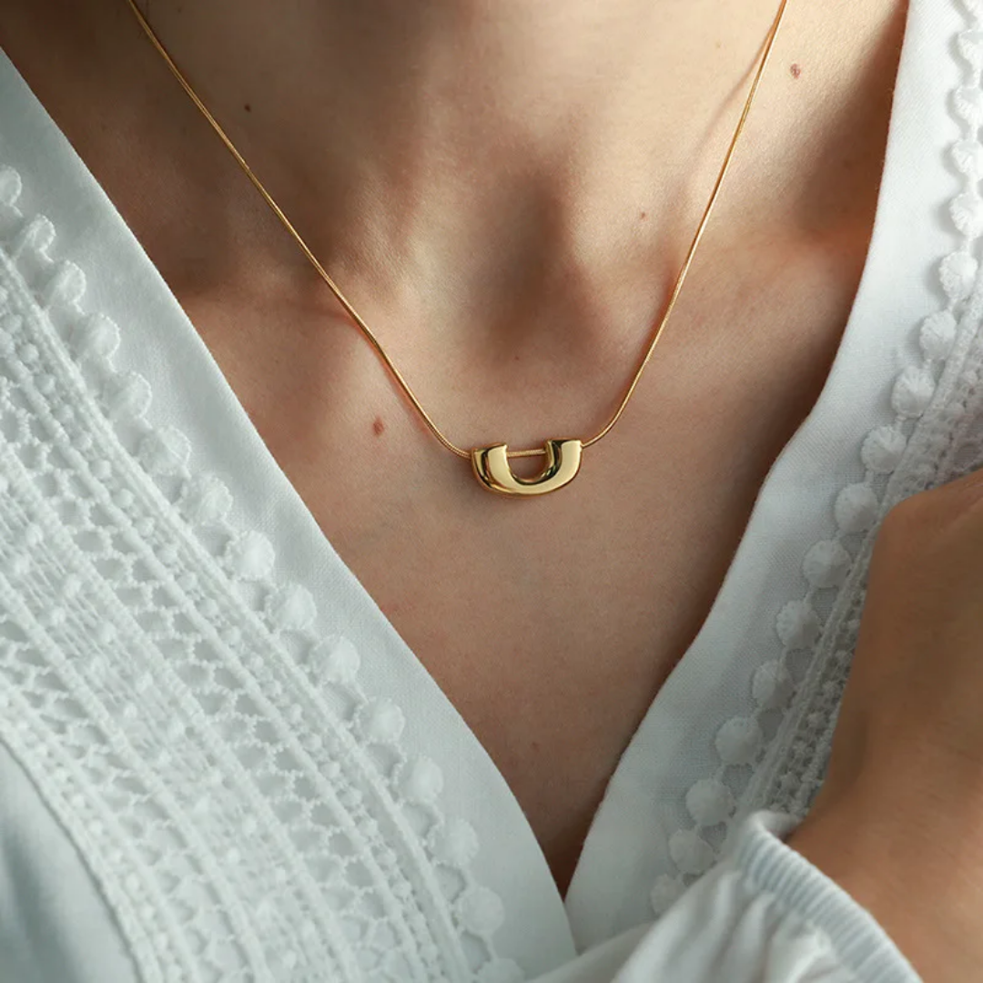 Gold horseshoe pendant necklace for women, minimalist everyday jewelry