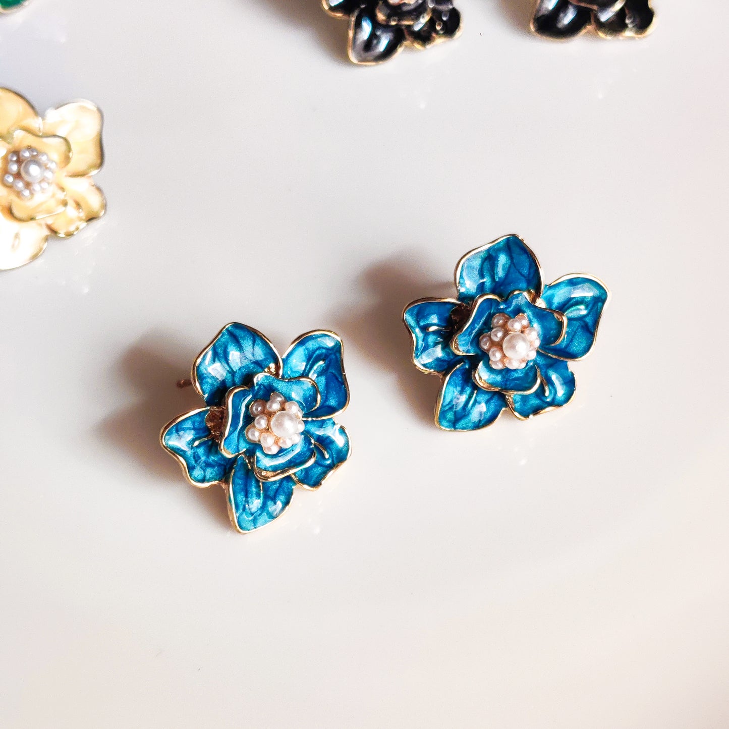 Pearl Floral Stud Earrings – Elegant Minimal Flower Jewelry