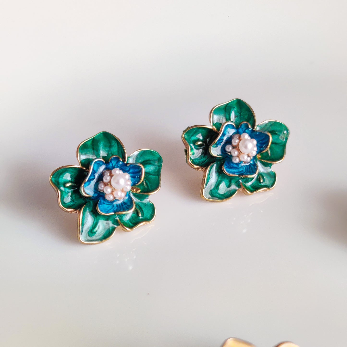 Pearl Floral Stud Earrings – Elegant Minimal Flower Jewelry