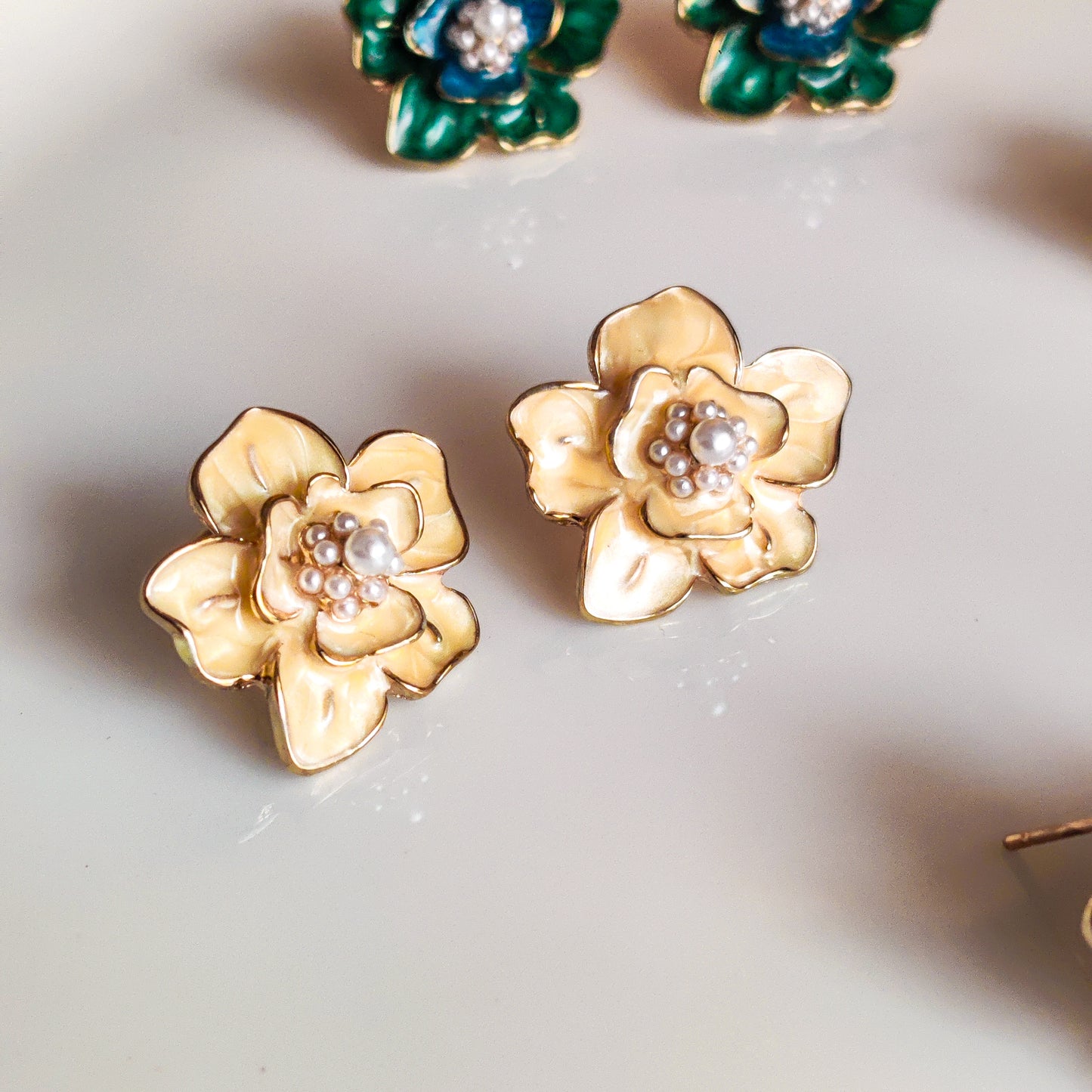 Pearl Floral Stud Earrings – Elegant Minimal Flower Jewelry