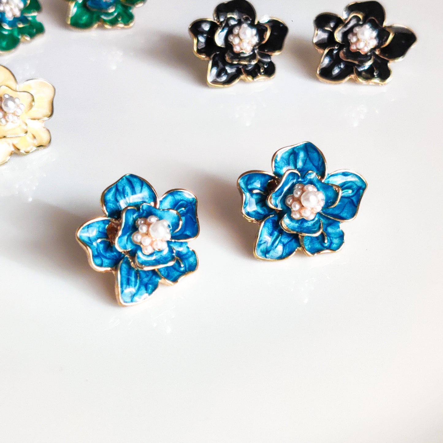 Pearl Floral Stud Earrings – Elegant Minimal Flower Jewelry