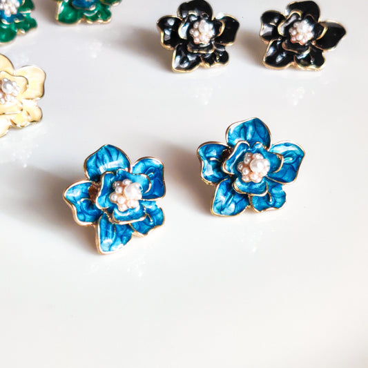 Pearl Floral Stud Earrings – Elegant Minimal Flower Jewelry