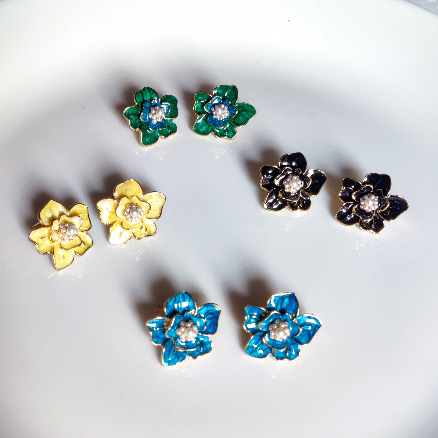 Pearl Floral Stud Earrings – Elegant Minimal Flower Jewelry