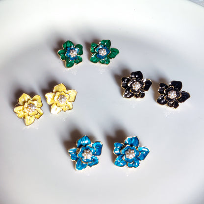 Pearl Floral Stud Earrings – Elegant Minimal Flower Jewelry