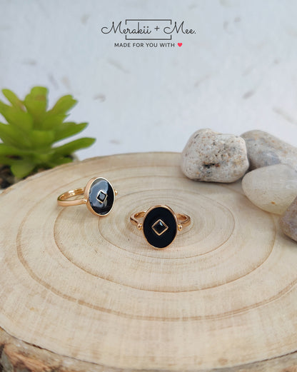 Oval Coin Black/White