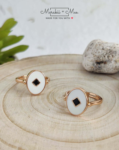 Oval Coin Black/White
