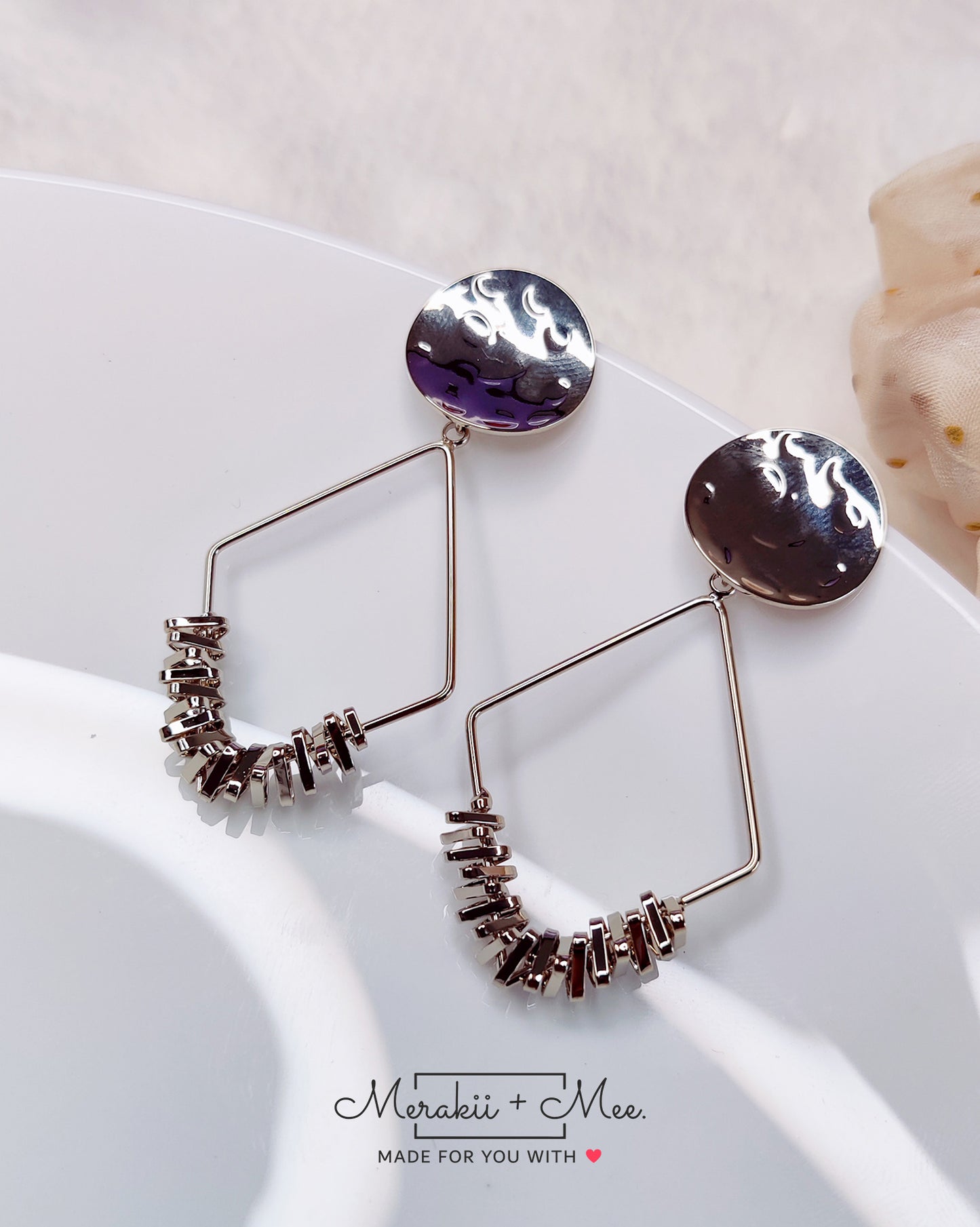 Hanging Earring: Gorgeous stuff doesn't ask for attention
